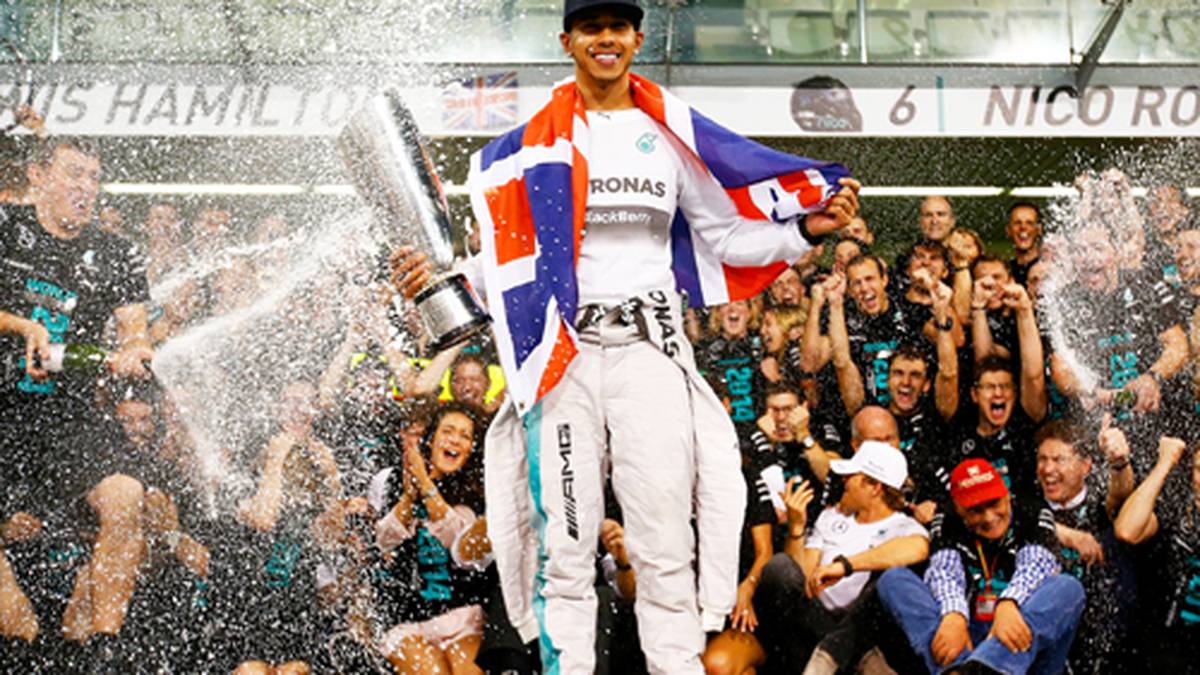 23. November: Lewis Hamilton lässt im großen Saisonfinale in Abu Dhabi nichts anbrennen. Der Brite holt sich überlegen und den Sieg und gewinnt den zweiten Titel nach 2008. Nico Rosberg hat das Nachsehen. 1.250 Menschen haben bei Mercedes an der Operation Weltmeisterschaft gearbeitet, die Saison hat Mercedes am Ende 250 Millionen Euro gekostet