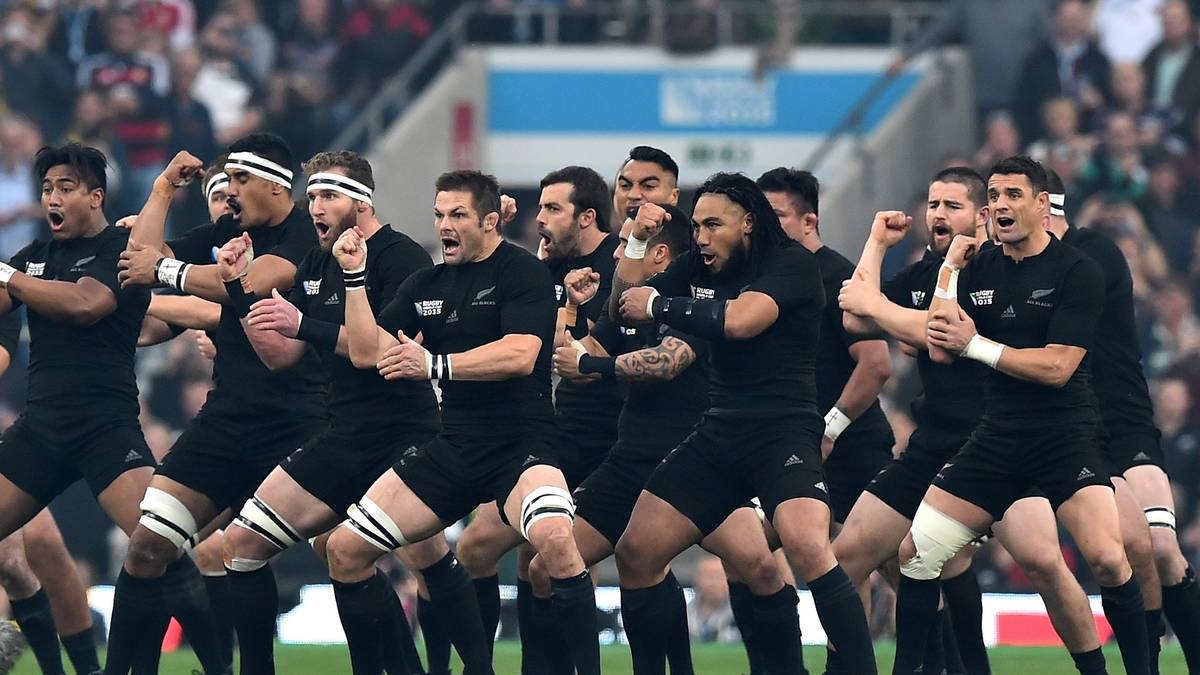 Doch noch kann das Spiel nicht beginnen. Die All Blacks führen ihren rituellen Haka-Tanz durch