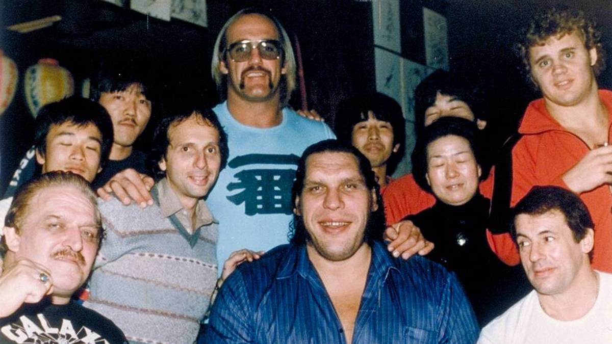 Hulk Hogan (hinten) und Andre the Giant (vorne Mitte) bei einer Japan-Tour in den Achtzigern