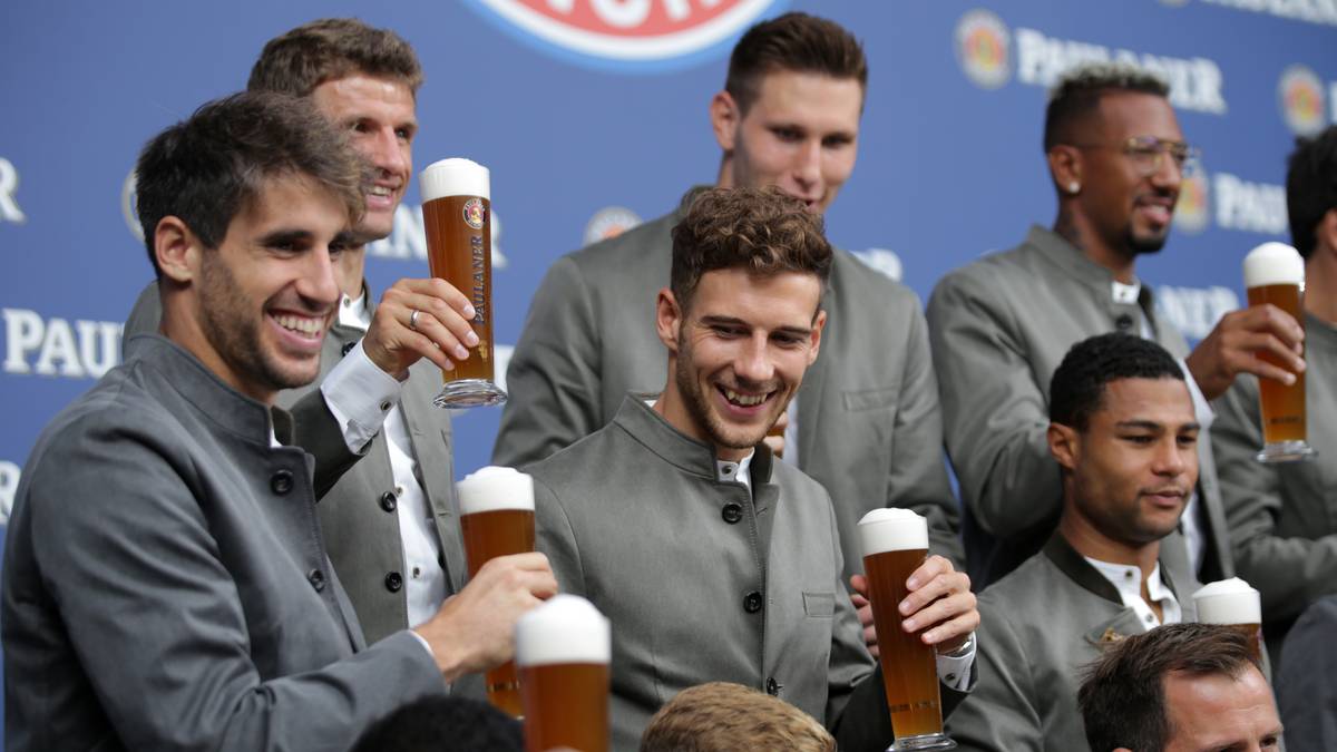 ist Leon Goretzka (Mitte) vor seiner ersten Wiesn bester Laune, was auch maßgeblich an seinem Premieren-Treffer gegen den VfB liegen dürfte