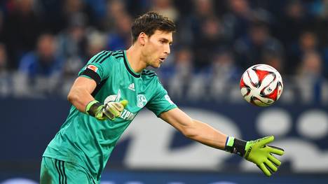 Fabian Giefer vom FC Schalke 04 beim Abschlag