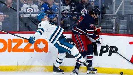 Nico Sturm (l.) und die Sharks straucheln