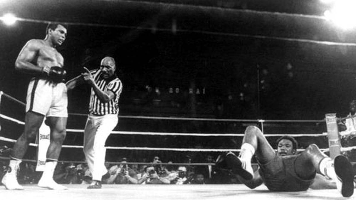 ...demoralisiert Ali "Big George" und knockt ihn in der achten Runde aus. Nach dieser Niederlage ist Foreman nicht mehr der alte Winner. Ohne den WM-Gürtel zurückzuerobern, tritt er 1977 zurück