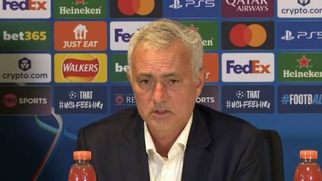 Benfica-Coach José Mourinho bedankt sich nach dem Spiel beim FC Chelsea bei den Fans der Blues für ihren herzlichen Empfang.