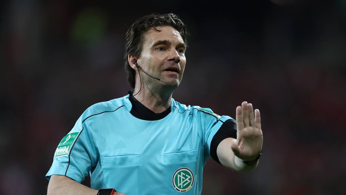 Doch nicht so schnell! Aus Köln meldet sich Videoassistentin Bibiana Steinhaus, woraufhin sich Winkmann die Szene noch einmal anschaut. Und tatsächlich: Winkmann gibt nachträglich - nach dem Halbzeitpfiff - Elfmeter