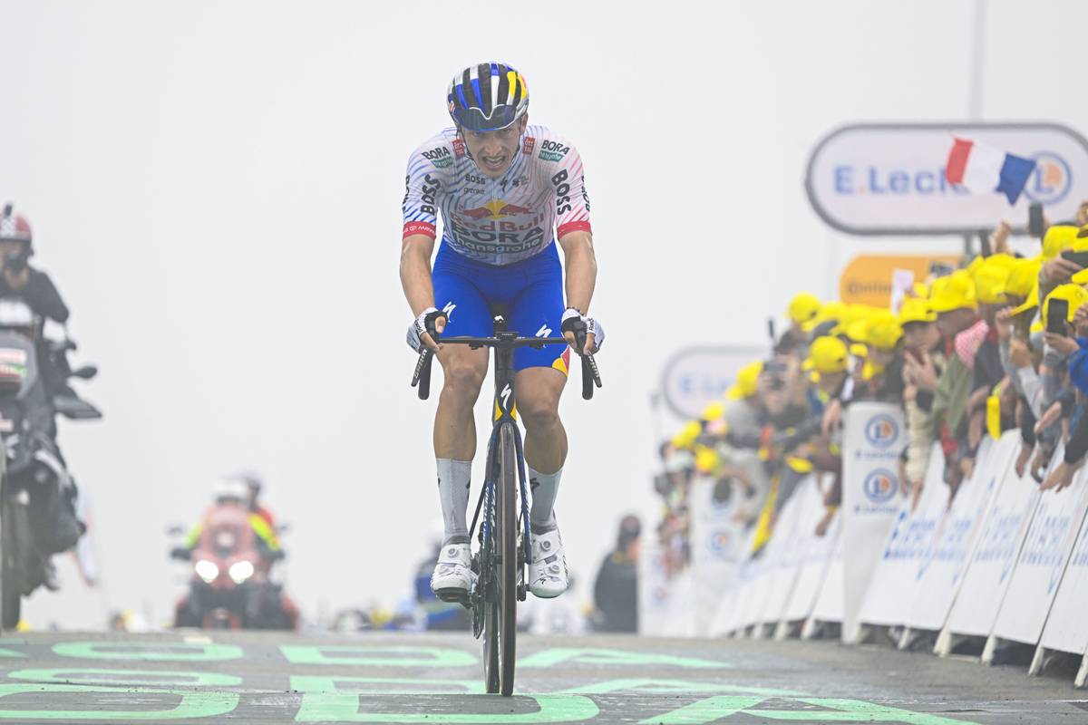 Nächstes Ausrufezeichen von Florian Lipowitz! Der deutsche Fahrer bei der Tour de France hat im Gesamtranking den dritten Platz erobert. Sein Konkurrent Remco Evenepoel muss bei der 14. Etappe frühzeitig aufgeben.