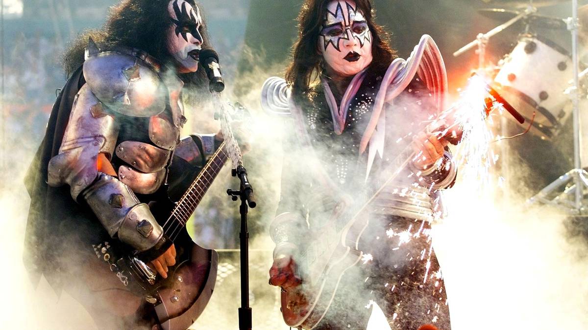 Einen schönen Menschen entstellt nichts: Gene Simmons und KISS rocken im Jahr 1999 Miami bei der Pre-Game-Show