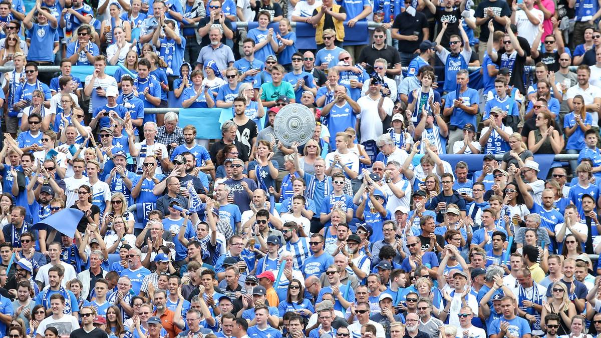 Entsprechend voll ist es im Merck-Stadion am Böllenfalltor: 16.950 Zuschauer sind in der Arena - ausverkauftes Haus