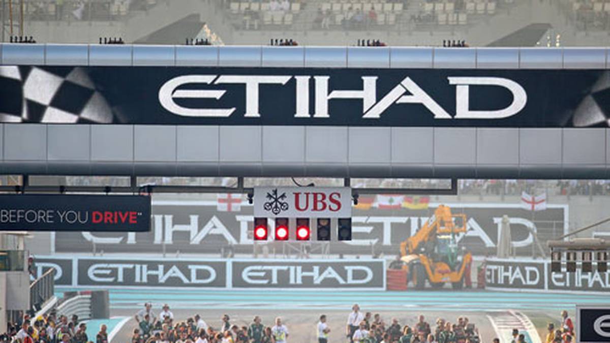 26. November: Drei Tage nach dem Saisonfinale verkündet die FIA, dass die Regel der doppelten Punkte wieder abgeschafft wird. Zudem werden die angedachten stehenden Starts nach Safety-Car-Phasen wieder aus dem Reglement gekippt, ohne dass sie jemals zum Einsatz gekommen sind