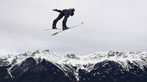 Karl Geiger strebt beim Springen in Innsbruck den Sieg an