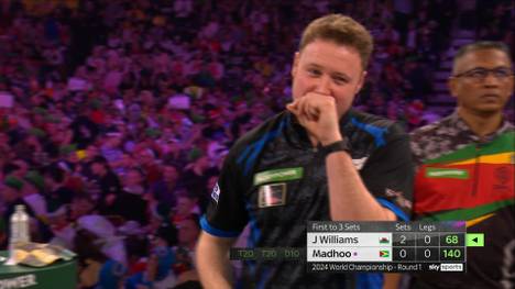 Jim Williams sorgt für eine kuriose Szene. Bei 68 Punkte Rest verrechnet sich der Waliser und checkt ein falsches Finish.