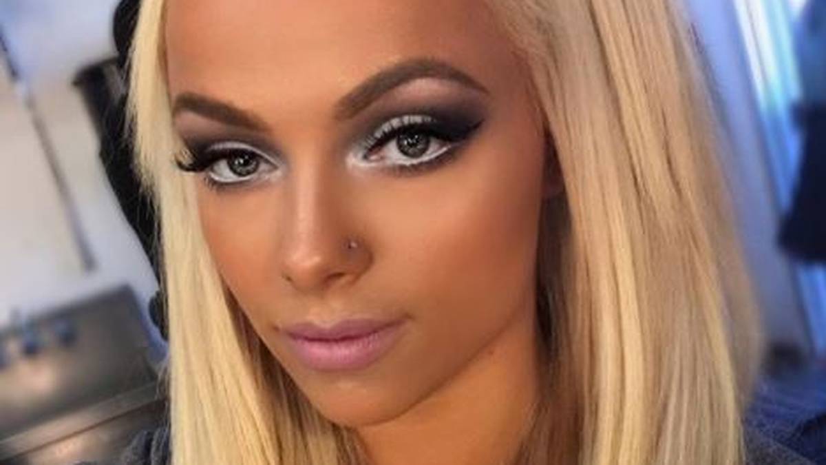 Morgen ist eine ehemalige Cheerleaderin, die früher bei der berühmt-berüchtigten Restaurantkette Hooters arbeitete und modelte