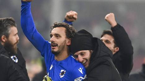 Manolo Gabbiadini feierte seinen Treffer zum 3:0 als offizieller Auswechselspieler direkt vor der Bank