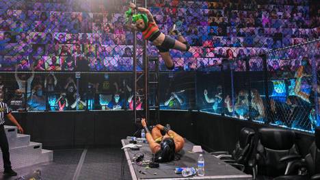 Shotzi Blackheart springt bei WWE NXT aus großer Höhe auf Indi Hartwell