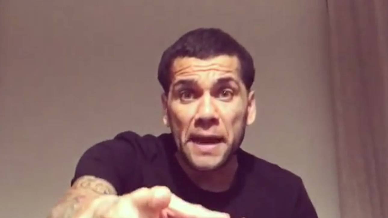 Dani Alves zeigt seine Gesangskünste