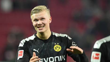 AUGSBURG, GERMANY - JANUARY 18: Erling Haaland of Borussia Dortmund celebrates with fans after the Bundesliga match between FC Augsburg and Borussia Dortmund at WWK-Arena on January 18, 2020 in Augsburg, Germany. (Photo by Sebastian Widmann/Bongarts/Getty Images)