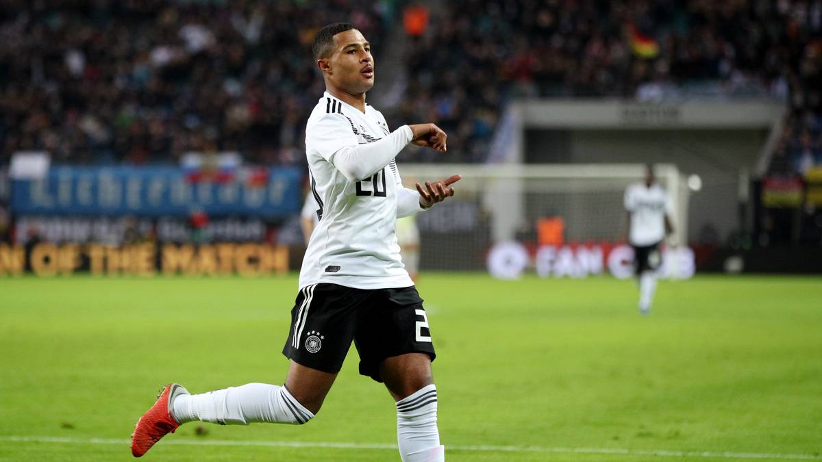 ... der uns mit seiner unfassbaren Geschwindigkeit und seinem guten Raumgefühl enorm weiterhilft", zeigt sich FCB-Kumpel Kimmich begeistert. Nicht nur bei den Bayern aktuell das Salz in der Suppe