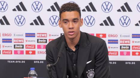 Die DFB-Stars bekommen bei der kommenden WM einiges an Prämie. Jamal Musiala hat davon gar nichts mitbekommen, wie er auf der Pressekonferenz verrät.