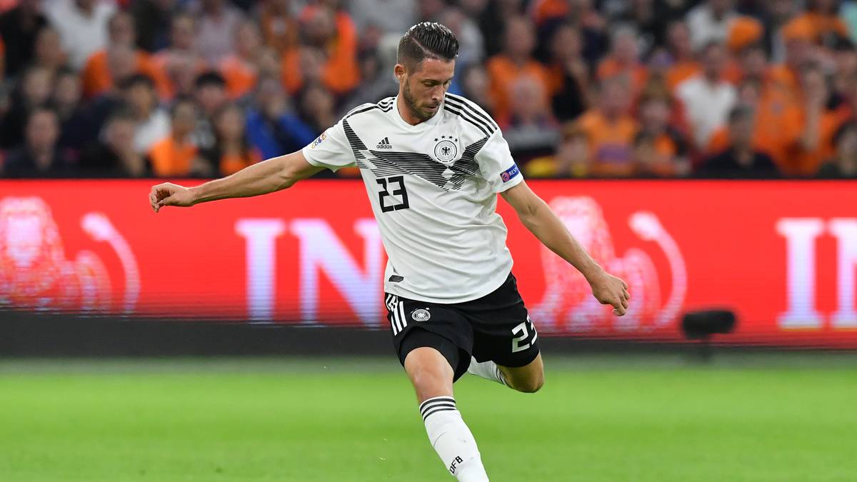 MARK UTH (bis 68.): Erstes Länderspiel, erster Startelfeinsatz, erster Fehlpass beim ersten Kontakt (1.). Danach aber war der Schalker wach, ackerte viel, kam auch zu zwei Torabschlüssen (19., 41.). Hatte gegen die Innenverteidiger de Ligt und van Dijk aber einen schweren Stand. Hatte in der zweiten Hälfte keine Aktionen mehr. SPORT1-Note: 4