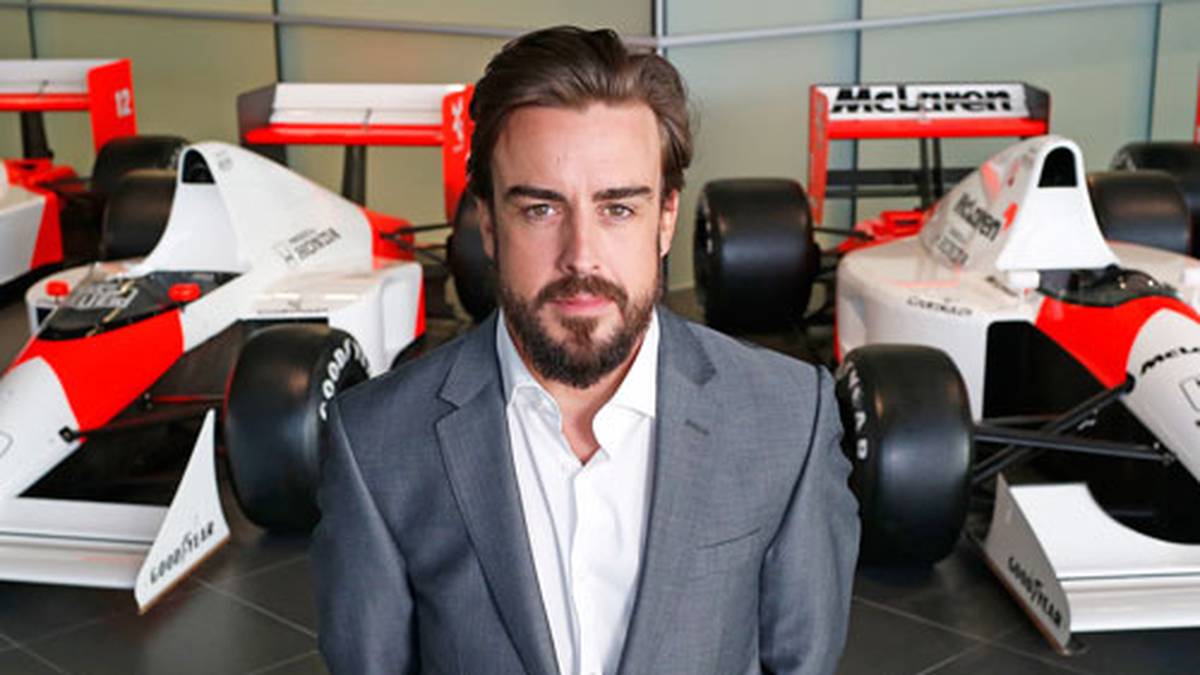 11. Dezember: Knapp drei Wochen nach dem Ende der Saison hat auch das Versteckspiel von Fernando Alonso endlich ein Ende. Der Asturier unterschreibt bei McLaren und fährt damit wieder für jenes Team, von dem er sich 2007 im Streit getrennt hatte. Er fährt an der Seite von Jenson Button, der sich teamintern gegen Kevin Magnussen durchsetzt