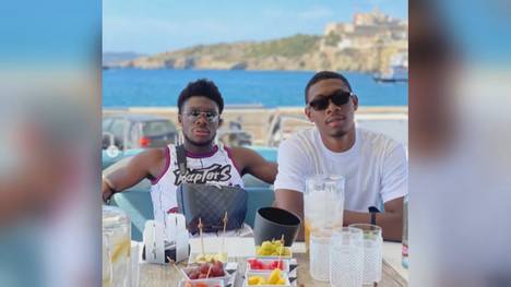 Nach dem Gewinn des Triples zieht es die Bayernspieler in die Sonne. Einige von ihnen urlauben sogar gemeinsam auf einer exklusiven Yacht.