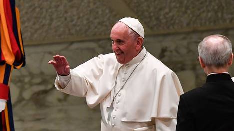 Papst Franziskus kritisiert die Rolle des Geldes im Fußball