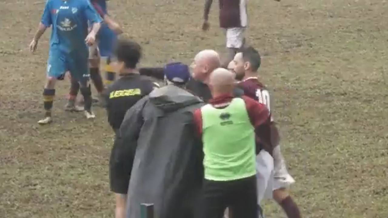 5 Jahre Sperre! Trainer-Attacke auf Schiri löst Skandal in Italien aus