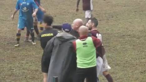 Diese Szene sorgte für einen gewaltigen Skandal in Italiens Amateurfußball: In der siebthöchsten Spielklasse brennen einem Trainer die Sicherungen durch. Die Konsequenz: eine Mega-Sperre.