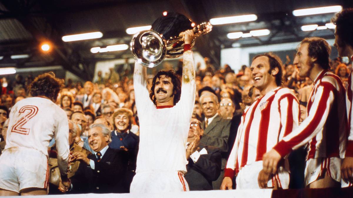 Zwischen 1972 und 1976 holen die Bayern mit Müller jeweils dreimal die Meisterschaft und den Europapokal der Landesmeister, werden 1976 zudem Weltpokalsieger