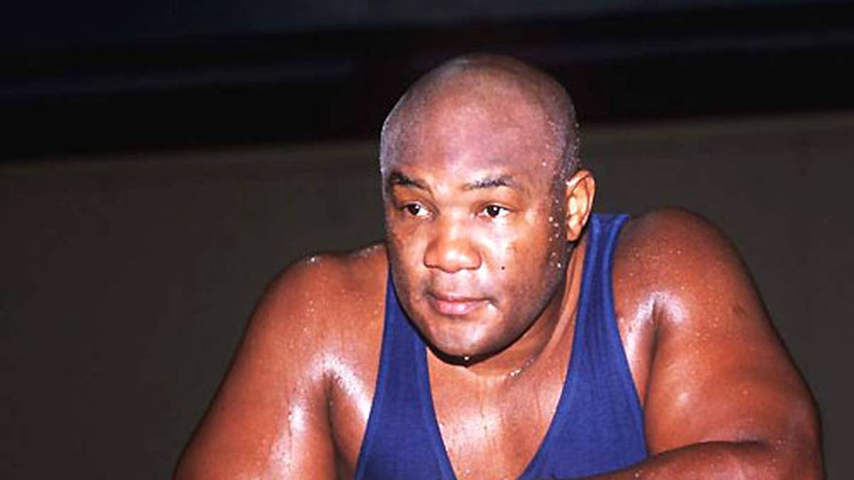 1990 ist Foreman bereits 41 Jahre alt. Sein Ziel: Ein WM-Kampf gegen Mike Tyson. Dieser Wunsch wird ihm allerdings nie erfüllt, da Tyson überraschend seinen Titel verliert