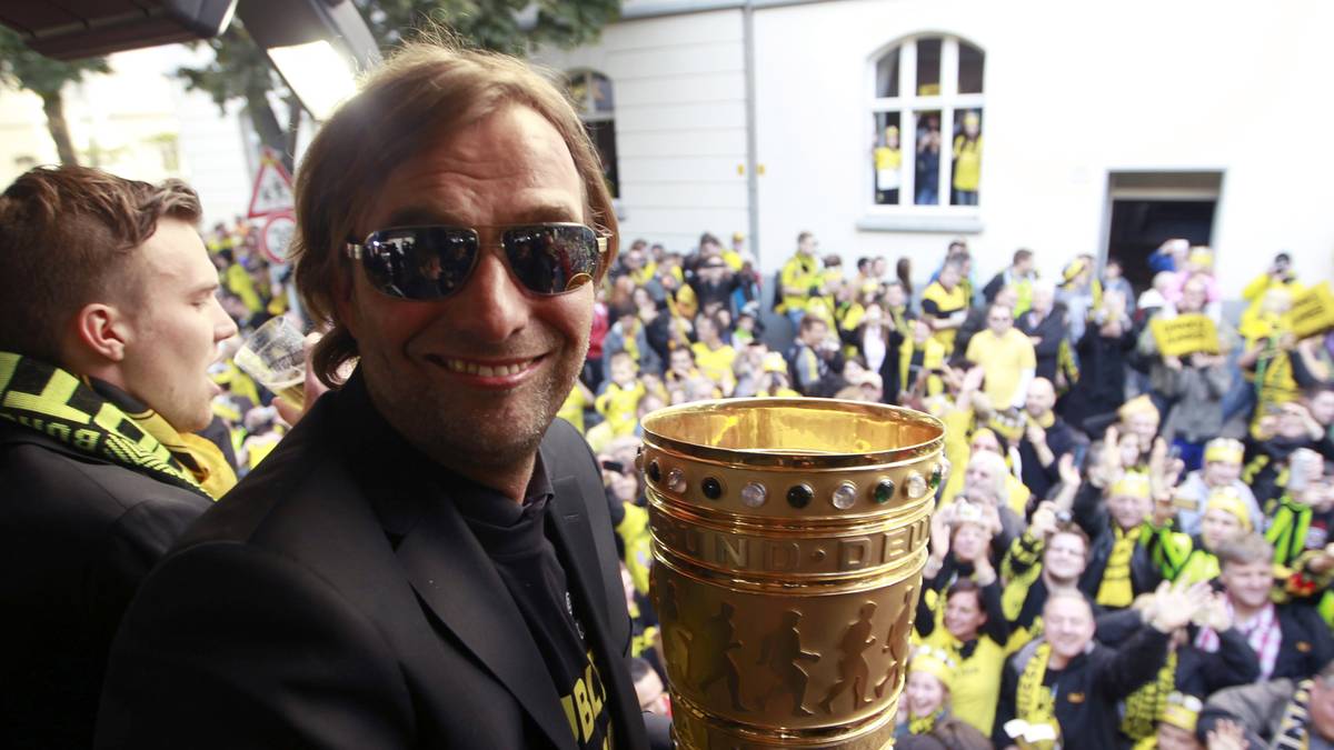 Jürgen Klopp hält den DFB-Pokal