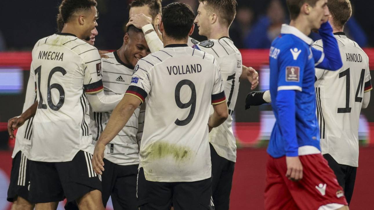 Emotionaler Abschied: Flick beschenkt Löw mit Fußballfest