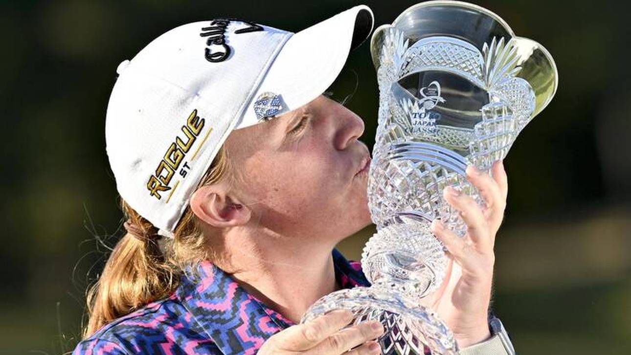 Golferin erhält Toilette als Turnierpreis