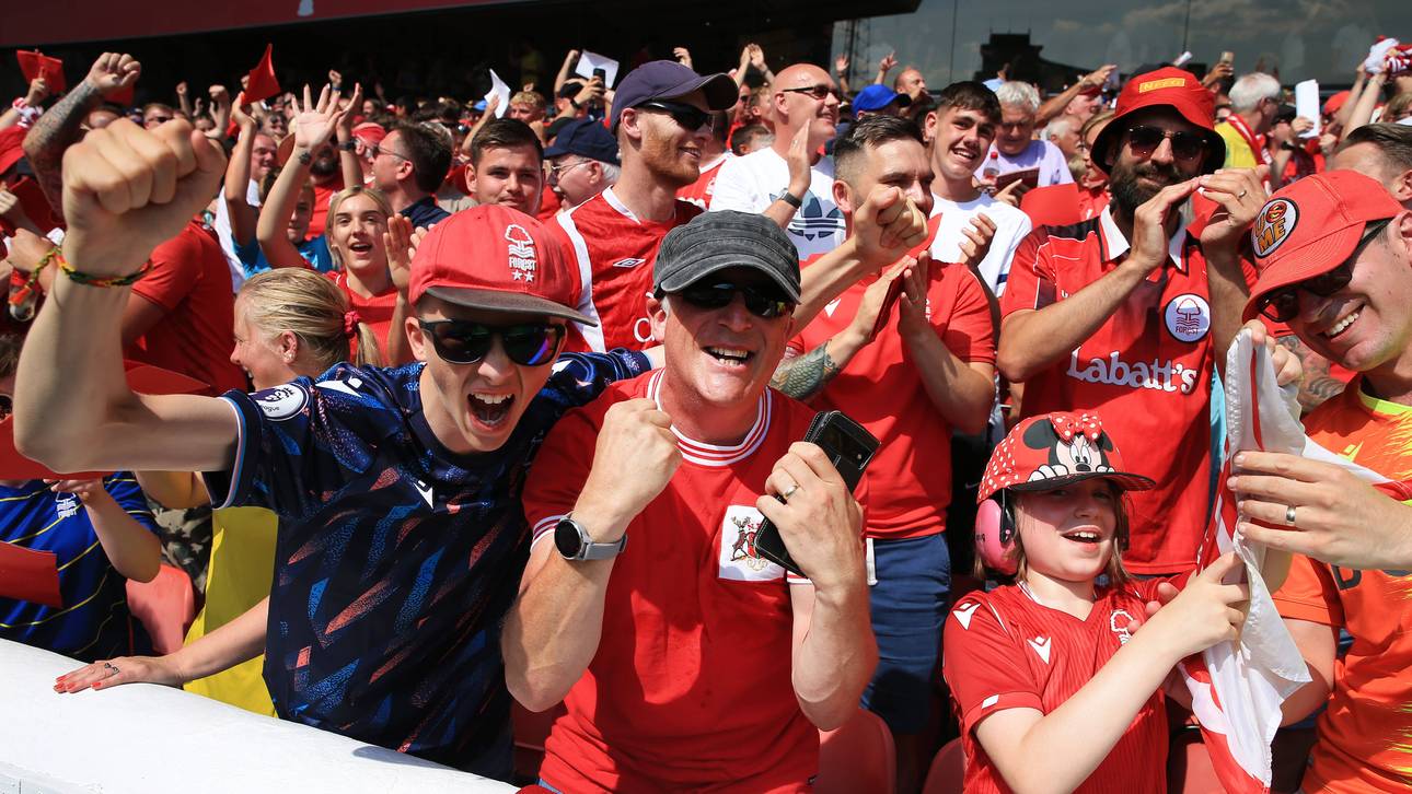 Die Fans feiern ihre Mannschaft in der Premier League