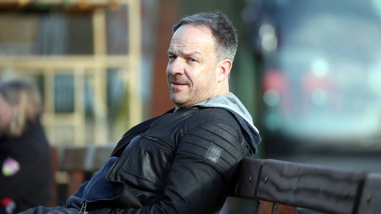 Zorniger mit Titel-Frisur