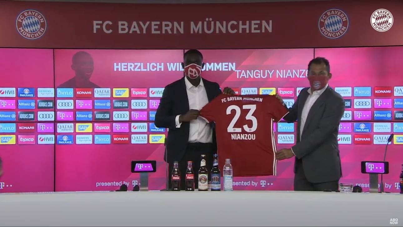 Nianzou Kouassi bei der Trikotvorstellung