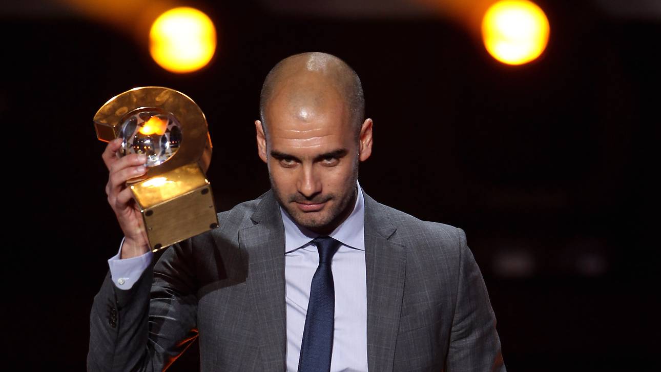 Pep Guardiola mit der Trophäe für den Welttrainer 2011