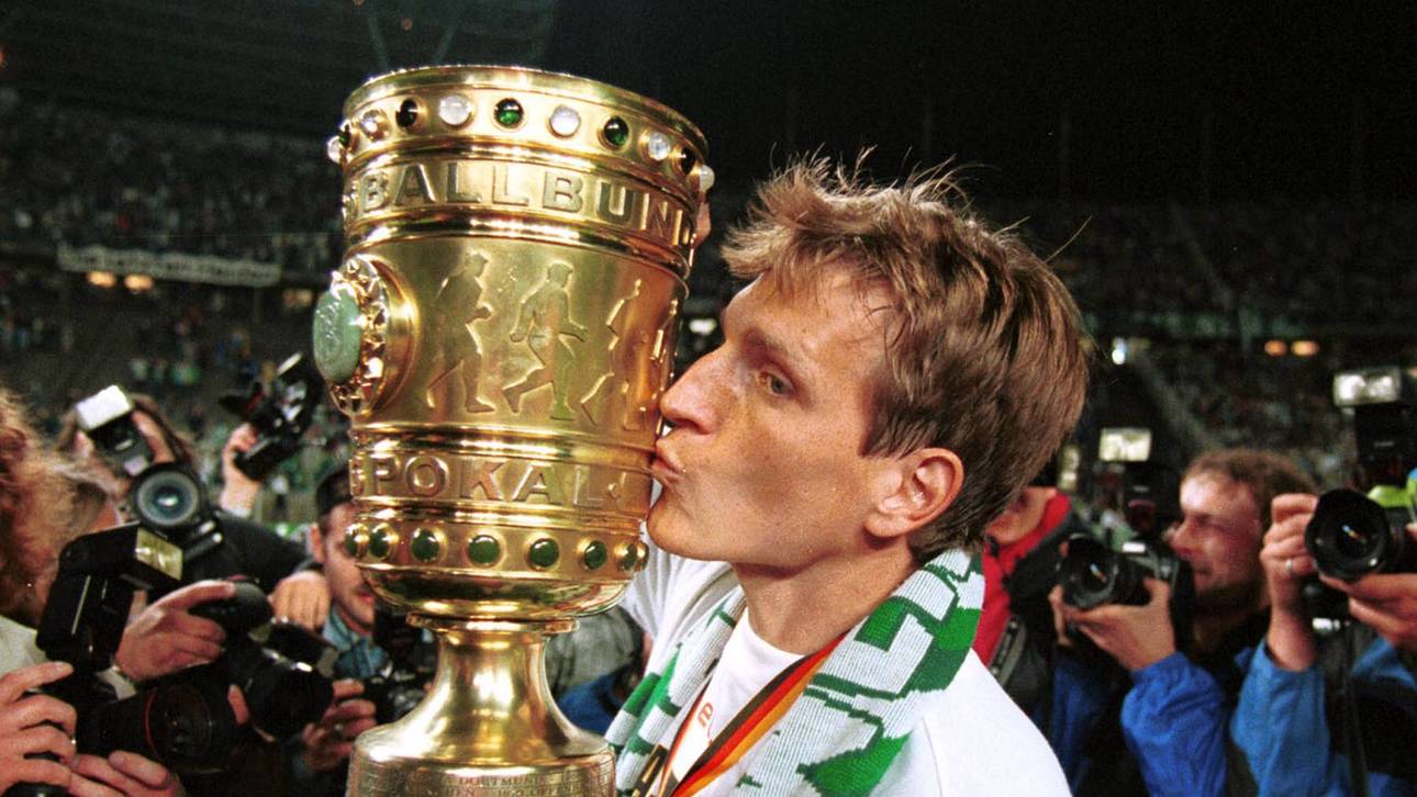 Andreas Herzog mit dem DFB-Pokal 1999, den er mit Werder Bremen nach 1994 zum 2. Mal gewann