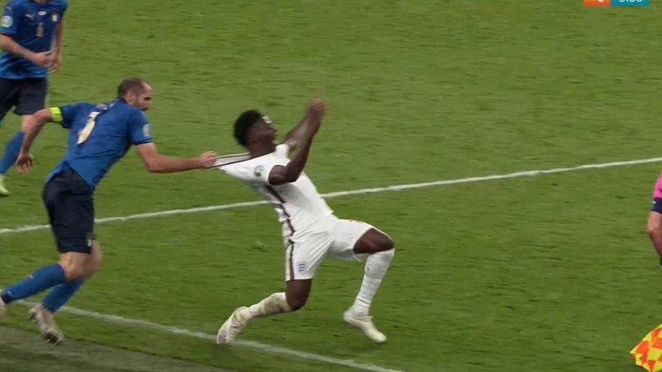 EM 2021: Giorgio Chiellini mit Foul an Bukayo Saka – Netz lacht