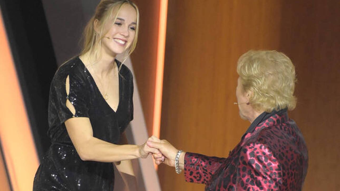 Giulia Gwinn wird von Thomas Gottschalk bei Wetten, dass..? begrüßt