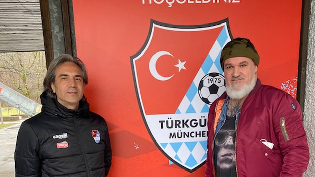 Türkgücü-Trainer Serdar Dayat traf sich mit SPORT1-Reporter Reinhard Franke (r.) zum Gespräch