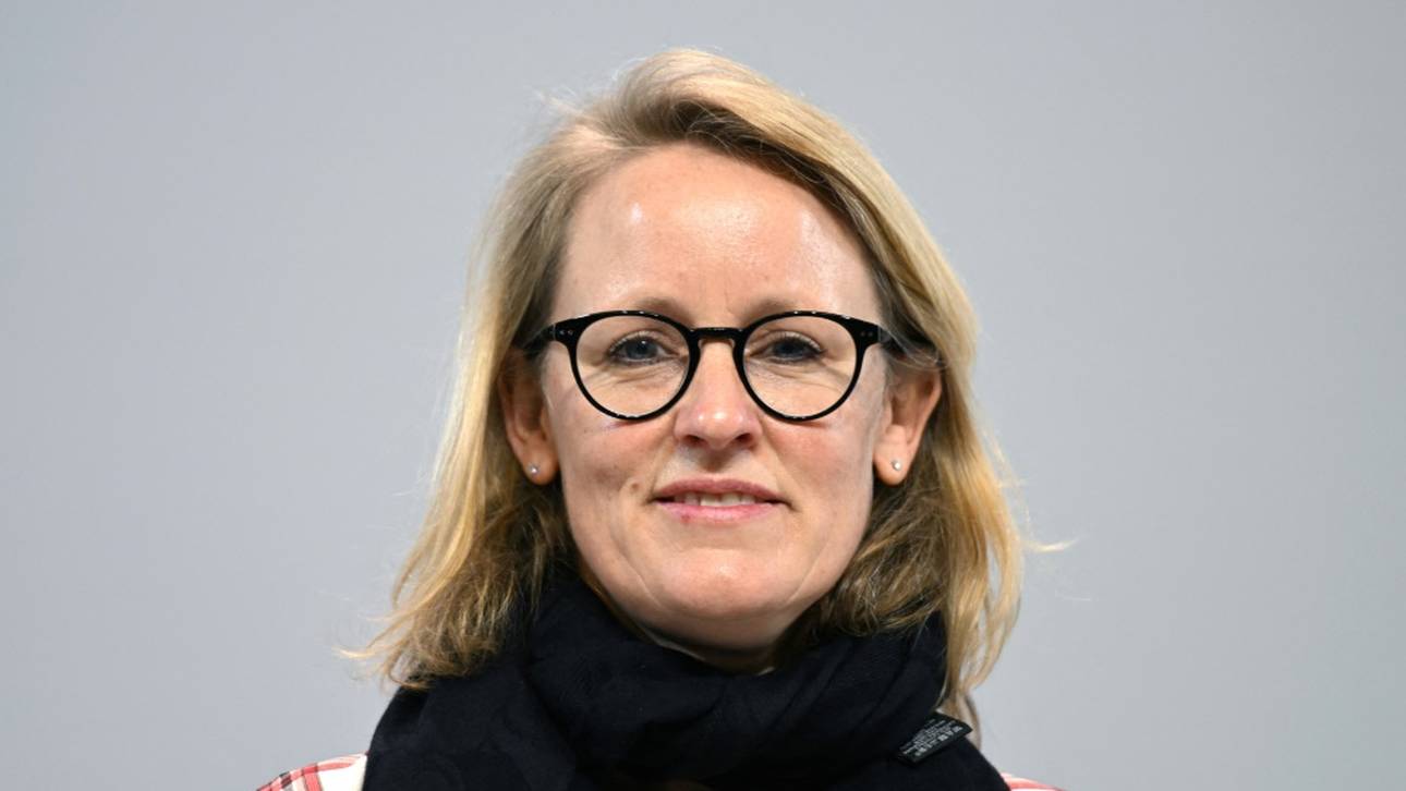 Hopfen präsentiert Sonderexemplar des offiziellen Spielballs