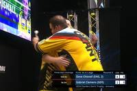 Gabriel Clemens verliert in der dritten Runde der Flanders Darts Trophy mit 2:6 gegen Dave Chisnall und scheitert immer wieder an den Doppel-Feldern.