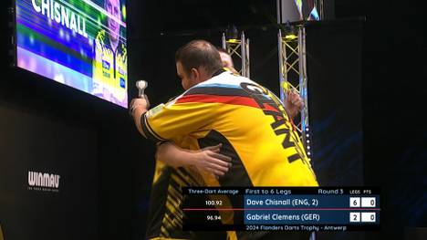 Gabriel Clemens verliert in der dritten Runde der Flanders Darts Trophy mit 2:6 gegen Dave Chisnall und scheitert immer wieder an den Doppel-Feldern.