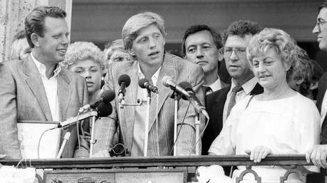 Boris Becker beim Empfang in seiner Heimatstadt Leimen nach dem Wimbledon-Sieg 1985, mit dabei auch Mutter Elvira (r.)