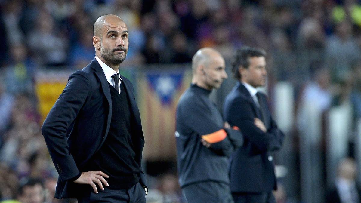 Pep Guardiola schaut bei seiner Rückkehr an die alte Wirkungsstätte kritisch. Aber die Bayern halten das 0:0, torlos geht es in die Pause