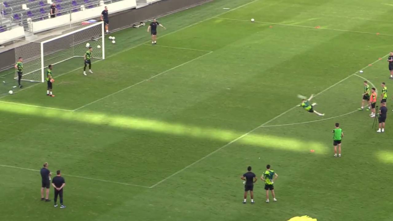 Ross Tierney trifft im Training per Volley in den Winkel und alle eskalieren