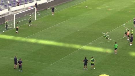 Die irische Nationalmannschaft hat im Training Volleys geübt. Dabei gelang Ross Tierney ein absolutes Traumtor.