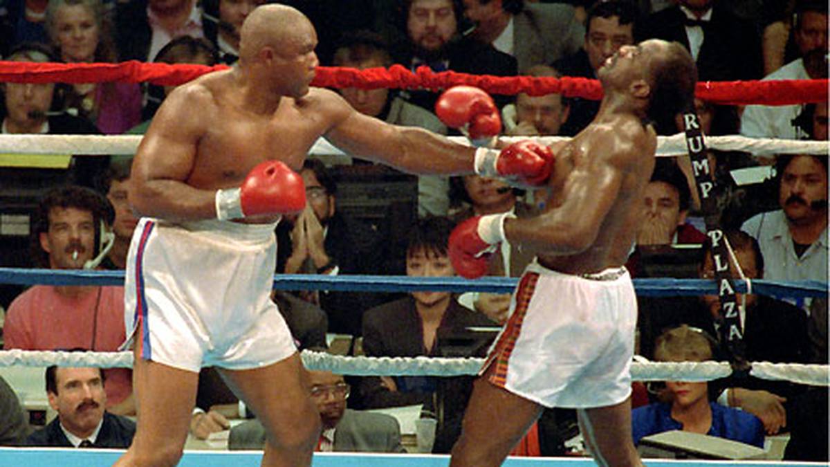 1991 kommt es zum "Battle of the Ages" gegen Weltmeister Holyfield. Zwar verliert Foreman einstimmig nach Punkten, wird aber zum moralischen Sieger. Beweist er doch, dass ein 42-Jähriger über zwölf Runden gehen kann