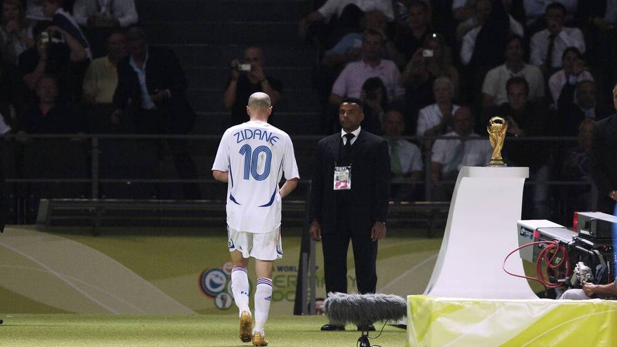 Zinedine Zidane verlässt nach seiner Roten Karte den Rasen des Berliner Olympiastadion
